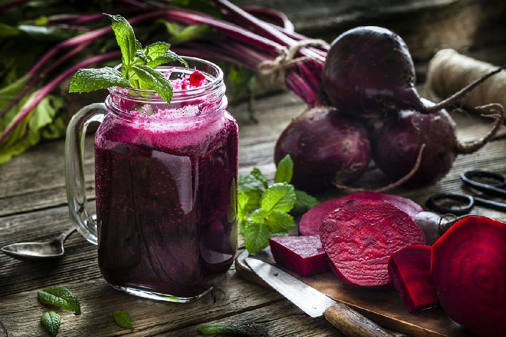 Mistura de beterraba e água de coco potencializa ganho de massa muscular; confira o preparo
