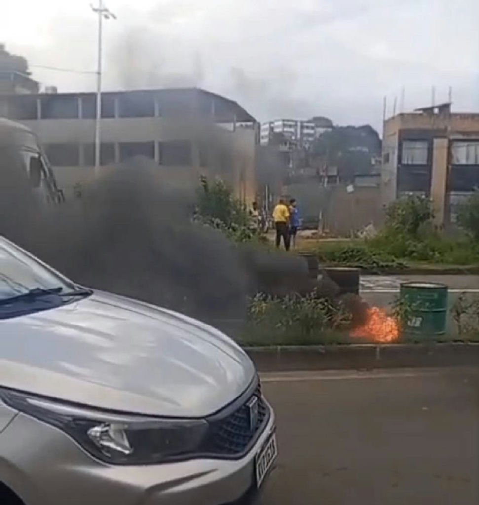 Moradores protestam e bloqueiam Avenida Gal Costa, causando congestionamento em Salvador