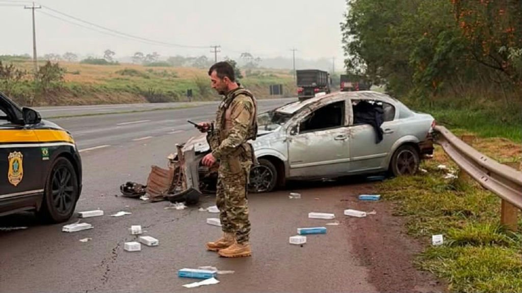 Motorista capota carro durante perseguição policial no Paraná e é preso com carga de cigarros contrabandeados