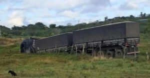 Motorista de caminhão agredido e refém após roubo em rodovia regional