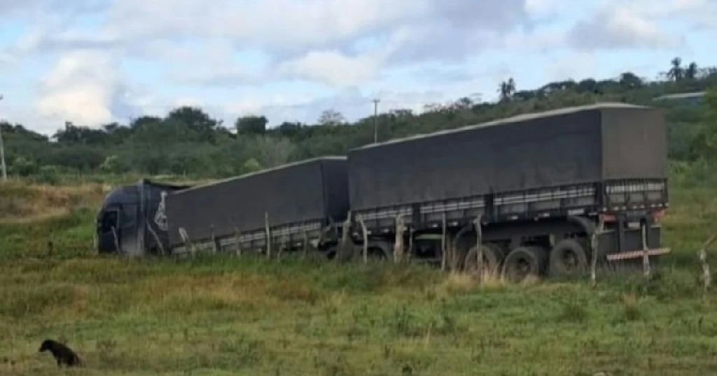 Motorista de caminhão agredido e refém após roubo em rodovia regional