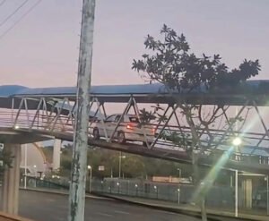 Motorista invade passarela de pedestres na Avenida Paralela em Salvador