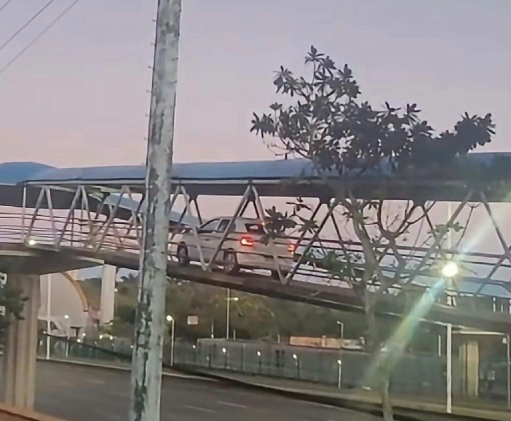 Motorista invade passarela de pedestres na Avenida Paralela em Salvador