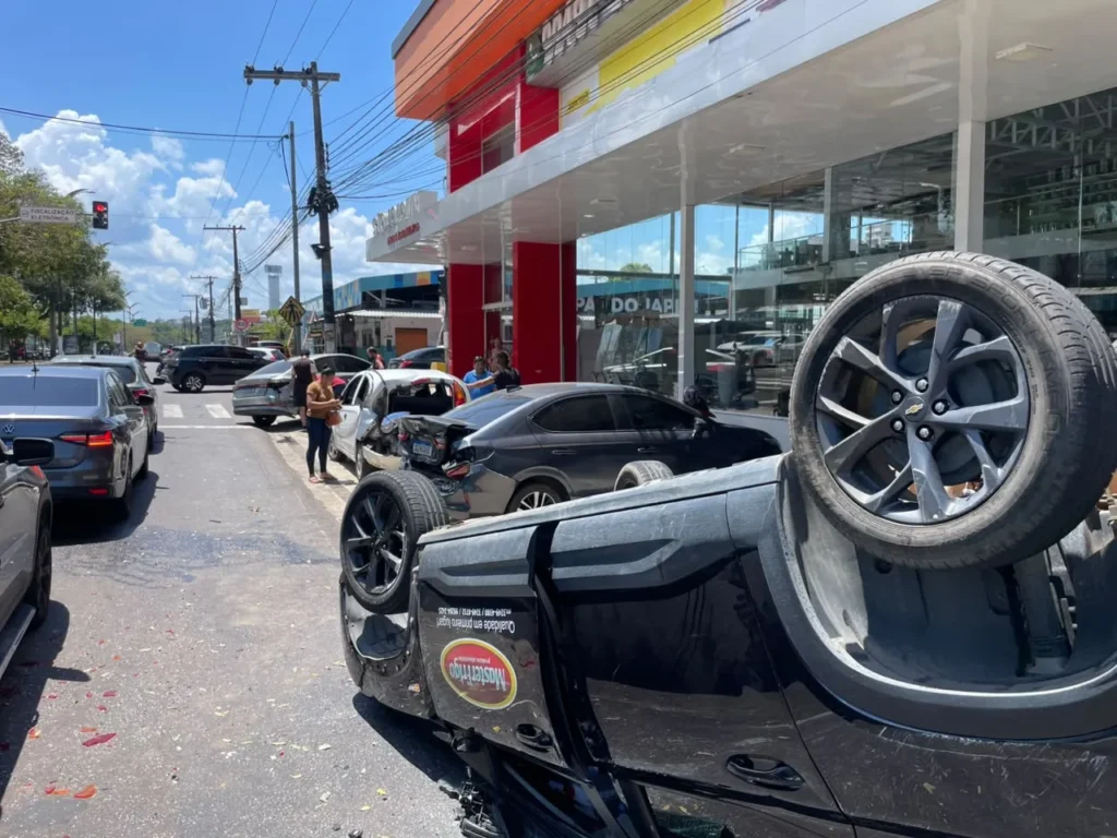 Motorista suspeito de embriaguez causa capotamento e atinge quatro carros em Manaus