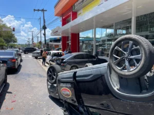 Motorista suspeito de embriaguez causa capotamento e atinge quatro carros em Manaus