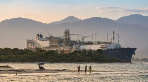 Navio-tanque é atingido por projétil próximo ao Estreito de Ormuz em meio a tensões