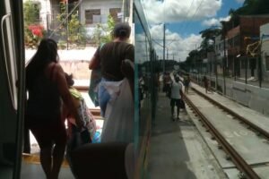 Pane elétrica no VLT de Salvador força passageiros a caminhar pelos trilhos
