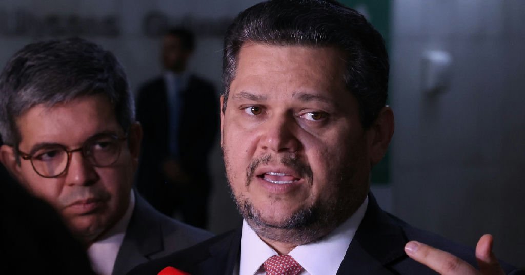 PEC que acaba com escala 6x1 e fixa 40 horas semanais chega à CCJ do Senado com relatoria de Aziz