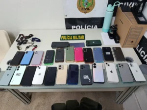 Polícia apreende 26 celulares e detém nove suspeitos de fraudar preços em app de corrida no Cumbuco