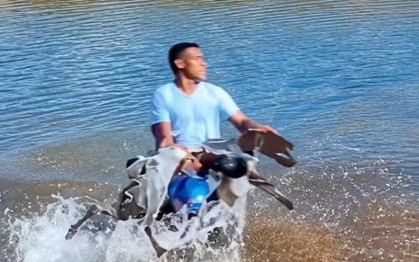 Polícia investiga homem que aparece em vídeo jogando cachorro em açude na Bahia
