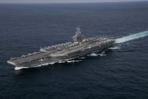 Porta-aviões USS Lincoln enfrenta crise operacional após 250 dias em alto-mar