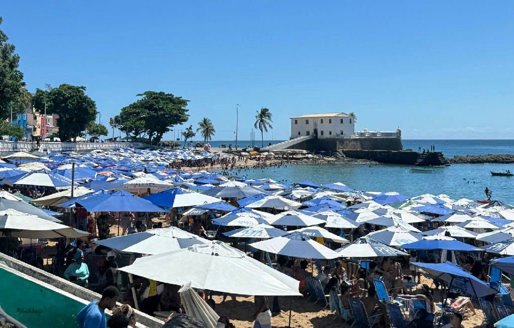 Porto da Barra ganha sistema de boias para isolar banhistas de embarcações