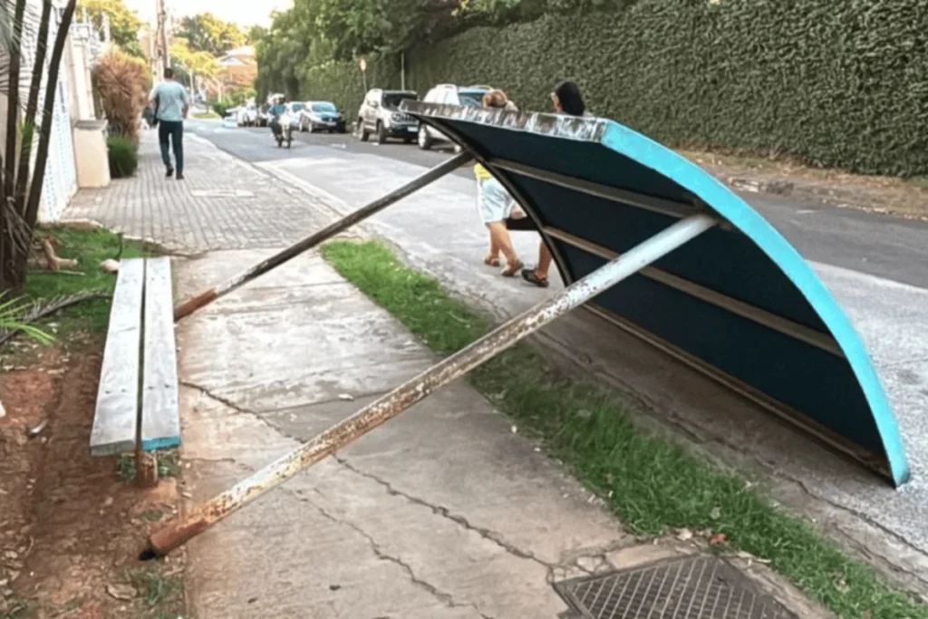 Prefeitura vistoria 1.500 pontos após queda de estrutura ferir mulher em Piracicaba