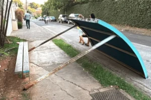 Prefeitura vistoria 1.500 pontos após queda de estrutura ferir mulher em Piracicaba