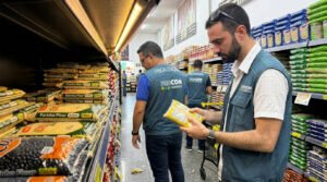 Procon Manaus retira centenas de produtos impróprios das prateleiras em operação