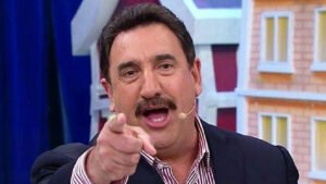 Ratinho contesta denúncia de homofobia após comentários sobre cantor