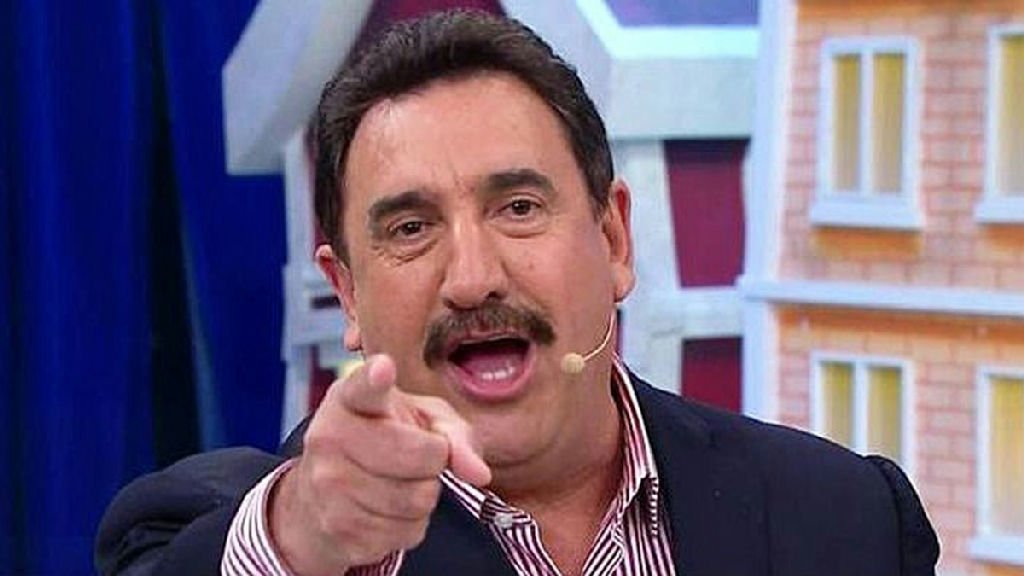Ratinho contesta denúncia de homofobia após comentários sobre cantor