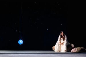 Regina Casé retorna ao teatro com espetáculo 'VIVA! VIDA!' em Salvador