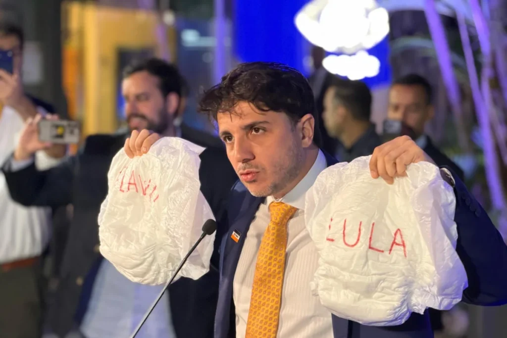 Renan Santos usa fraldas como protesto contra ausência de Lula e Flávio em debate