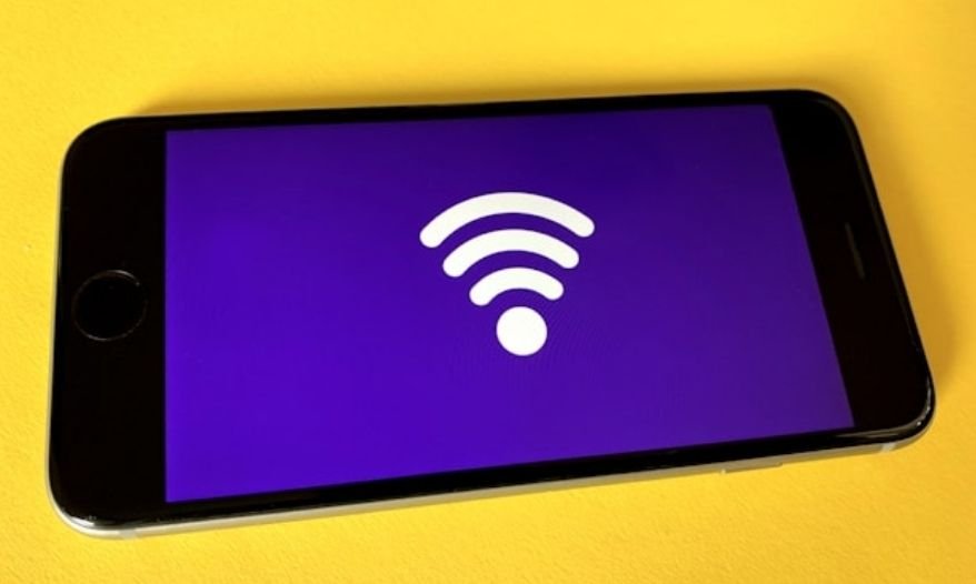 Riscos digitais: por que manter Wi-fi e Bluetooth ligados em público ameaça seus dados