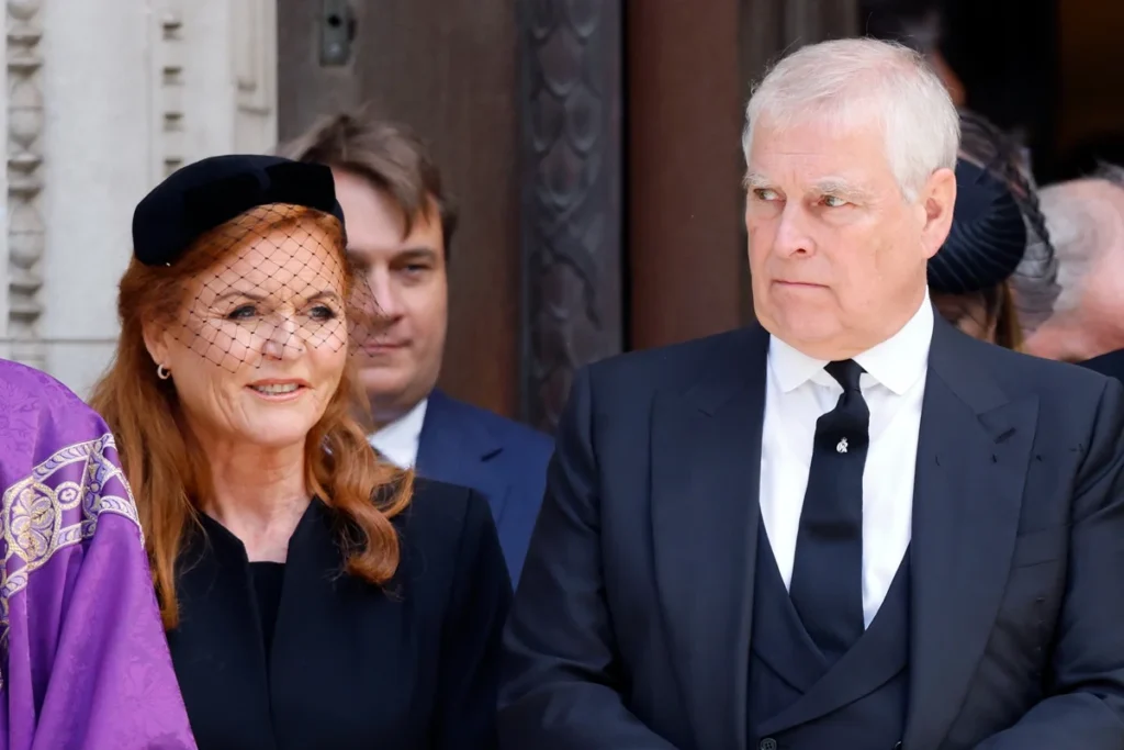 Sarah Ferguson planeja retorno ao Reino Unido após período de isolamento na Europa