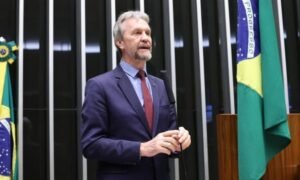 Sessão da Câmara é cancelada após mal-estar de líder do PT durante reunião