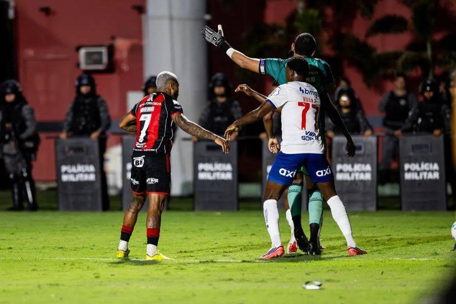 STJD define punições após confusão generalizada no clássico Bavi