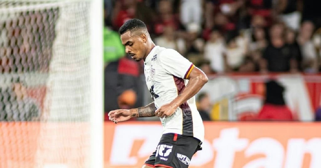Suspensão de Caíque altera planos do Vitória para decisão contra o Vasco