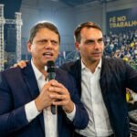Tarcísio oficializa candidatura...