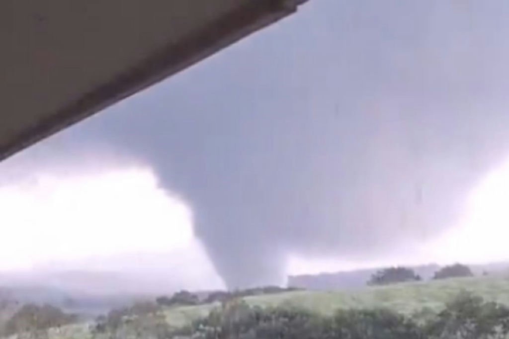 Tornado causa destruição e pânico em Piraí do Sul, Paraná
