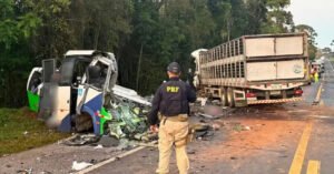 Tragédia na Br-373 deixa 22 mortos após colisão entre micro-ônibus e carreta no Paraná