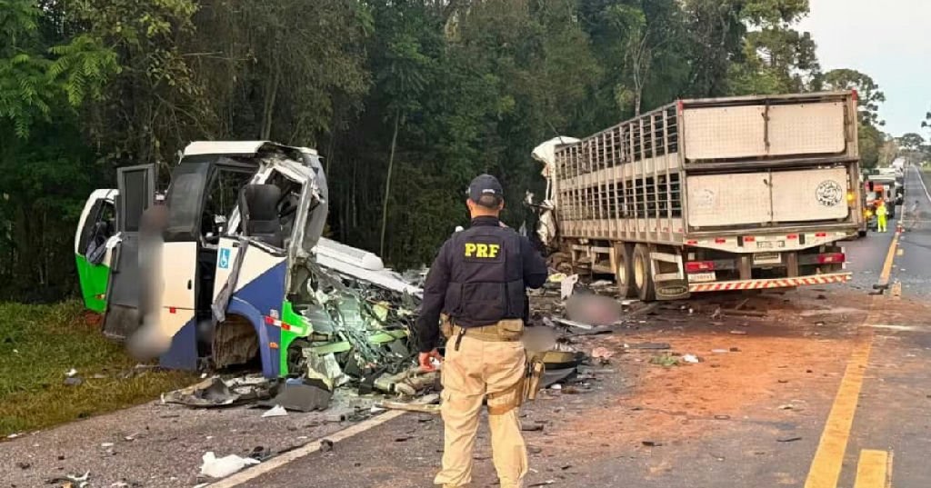 Tragédia na Br-373 deixa 22 mortos após colisão entre micro-ônibus e carreta no Paraná