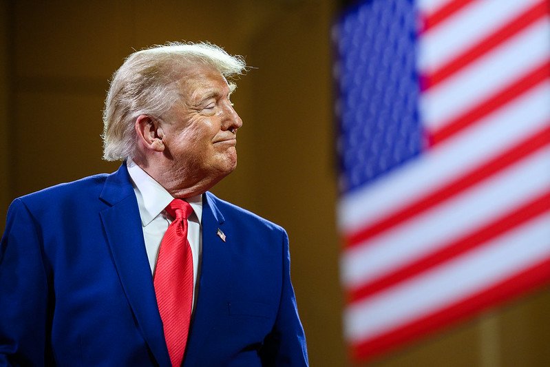 Trump assina decretos que restringem cidadania por nascimento nos EUA