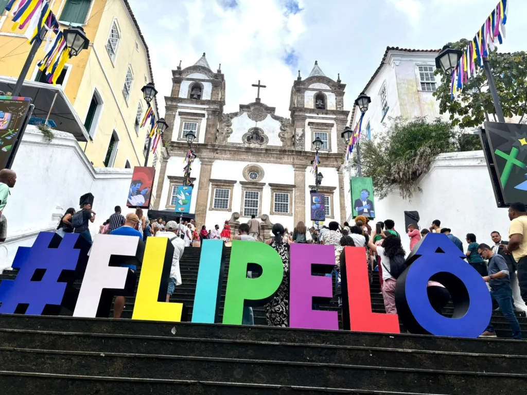 Vans gratuitas conectam Estação Campo da Pólvora ao Pelourinho durante a Flipelô