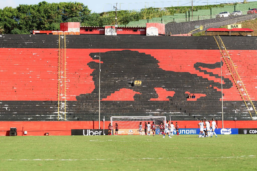 Vitória enfrenta crise no futebol feminino e perde jogadora por FGTS atrasado