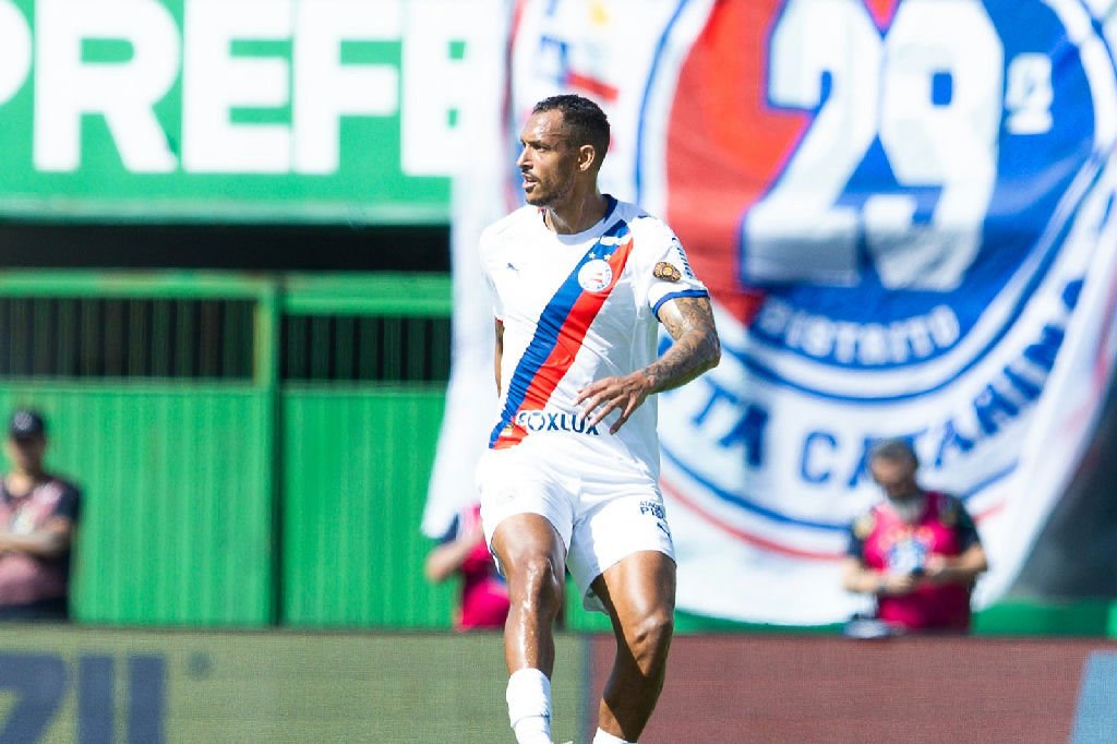 Zagueiro David Duarte passa mal em campo durante duelo entre Bahia e Chapecoense