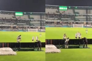 Zagueiro do Coritiba sofre queda em túnel após comemorar gol anulado pelo VAR