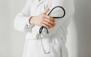 A ameaça dos médicos falsos criados por inteligência artificial