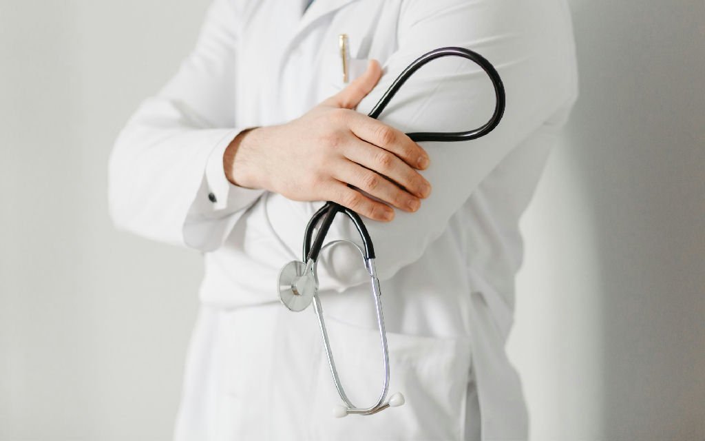 A ameaça dos médicos falsos criados por inteligência artificial