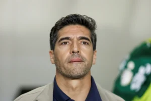 Abel Ferreira questiona presença de microfones à beira do gramado após empate