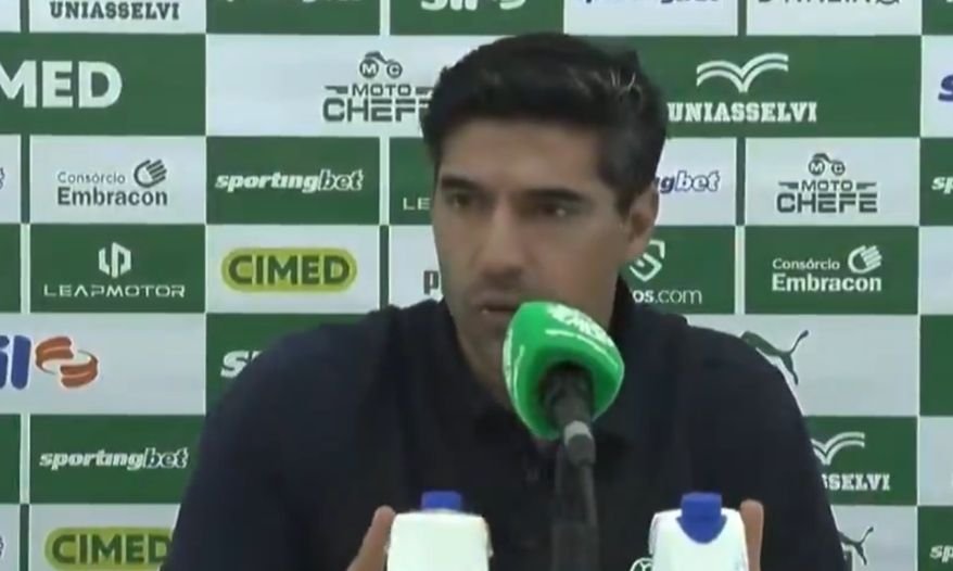 Abel Ferreira questiona uso de microfones e critica arbitragem após empate do Palmeiras