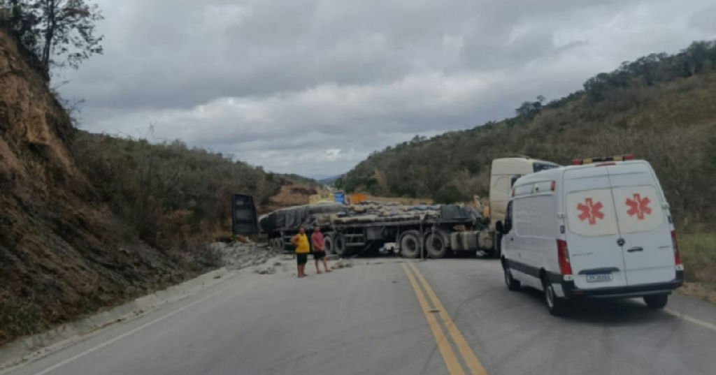 Acidente grave na Br-116 em Jaguaquara resulta em morte e bloqueio total da via