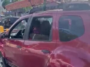 Acidente na Estrada do Coco envolve carro de empresa e causa transtornos no trânsito
