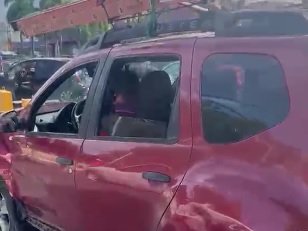 Acidente na Estrada do Coco envolve carro de empresa e causa transtornos no trânsito