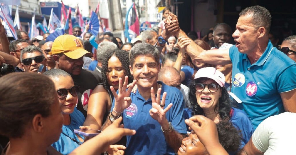 ACM Neto intensifica campanha eleitoral com caminhada pelas ruas de Valença