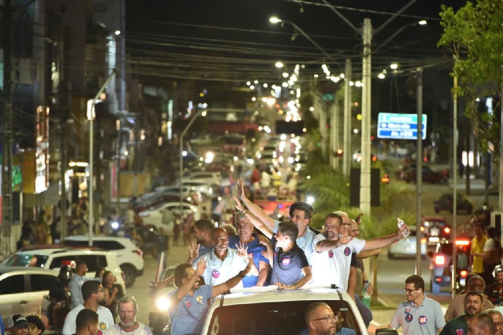 ACM Neto mobiliza eleitores em Capim Grosso e oficializa promessas em Quixabeira