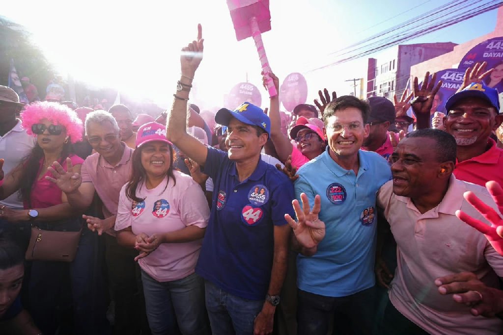 ACM Neto mobiliza multidão em Simões Filho e reforça discurso de mudança na Bahia