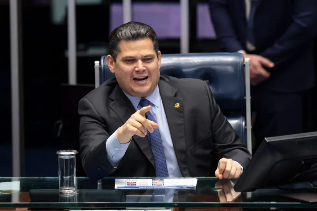 Alcolumbre blinda Moraes no Senado e rebate cobranças de Flávio Bolsonaro