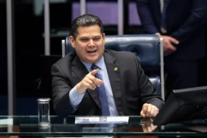 Alcolumbre blinda Moraes no Senado e rebate cobranças de Flávio Bolsonaro