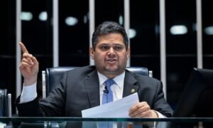 Alcolumbre cita repasses ao filme de Bolsonaro para rebater pressão por impeachment de Moraes